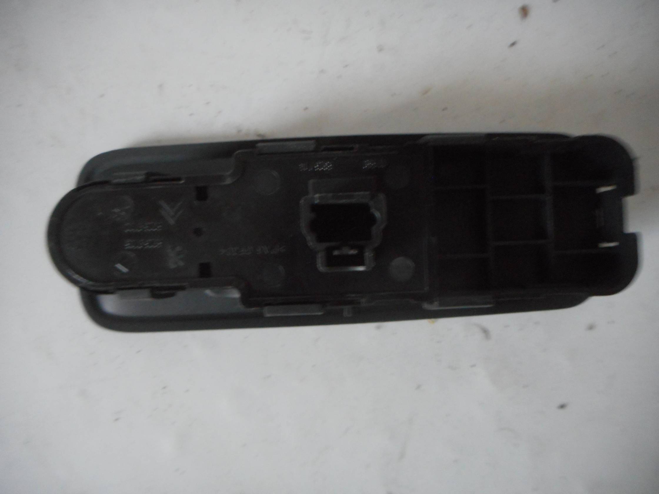 Interruttore alzacristalli porta ant.